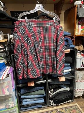 #410a size 4,torrid Red & Black Plaid Skater Skirt